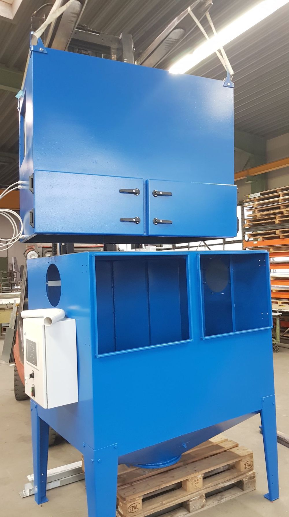 Fertige blaue Filteranlage von Szillus in der Montagehalle