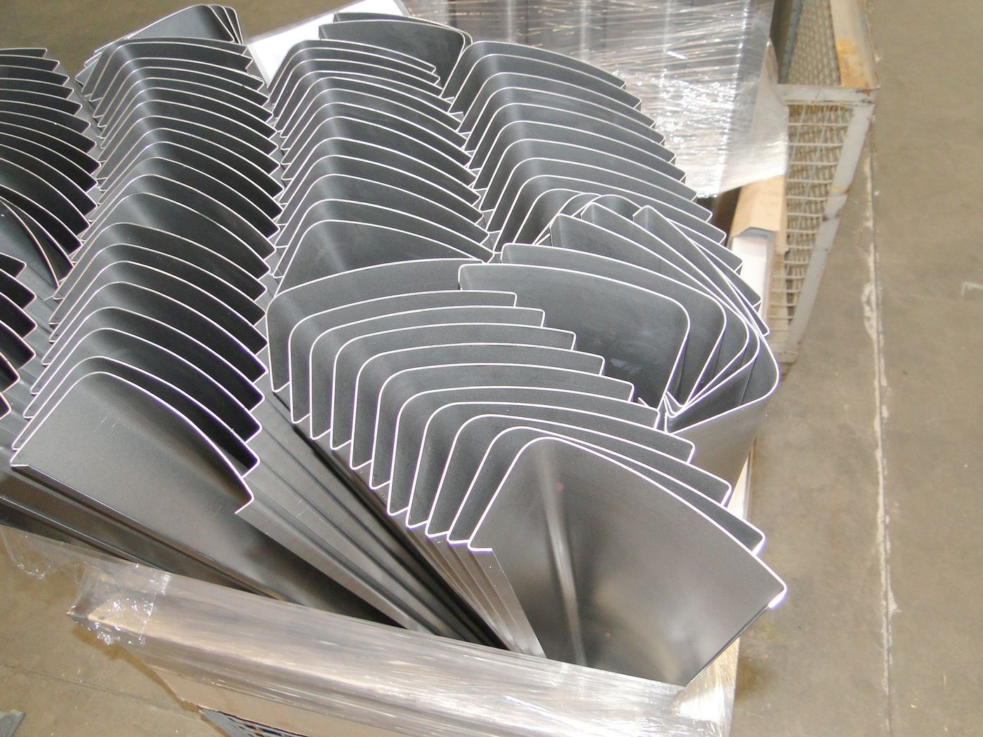 Gestapelte, gekantete Verkleidungsbleche aus Aluminium auf einer Palette